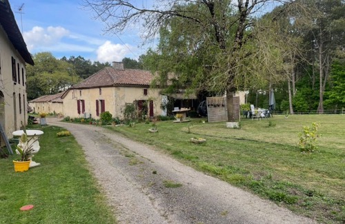 Brugnac Bed & Breakfast | Room in old farmhouse