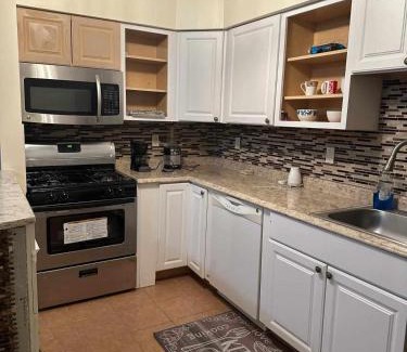 Newark House | Room K Divine Villa and Resorts 5mins to EWR Airport and 4mins to Penn Station Newark, New York