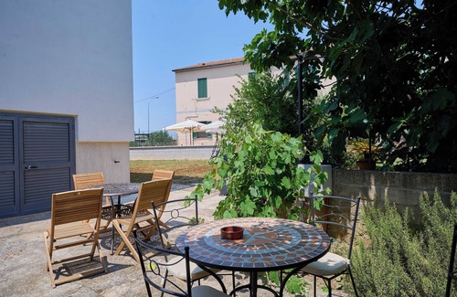 Scarlino Scalo Apartment | Room 'La Lenzerina' with Shared Garden and Wi-Fi