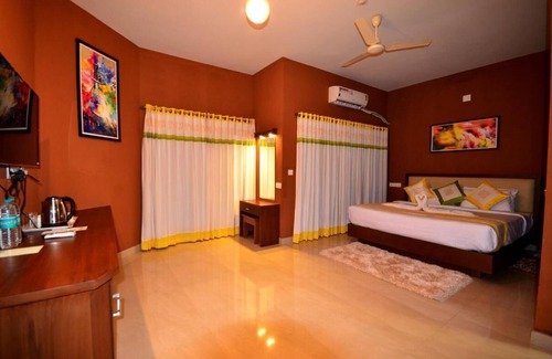 Vazhavatta Hotel | Room-lakerose Wayanad Resort - Lake View
