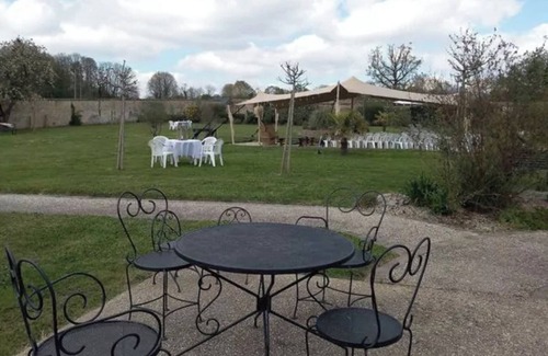 Fye Apartment | Room 'Le Meslay N°2 - Room for 2 People' with Shared Terrace, Shared Garden and Wi-Fi