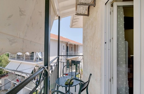 Nikiana Apartment | Room 'M6 Room' with Shared Pool, Wi-Fi and Air Conditioning
