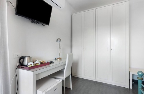 Rocchetta di Vara Apartment | Room 'Matrimoniale Con Vista Montagna' with Mountain View, Wi-Fi and Air Conditioning