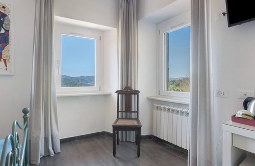 Rocchetta di Vara Apartment | Room 'Matrimoniale Con Vista Montagna' with Mountain View, Wi-Fi and Air Conditioning
