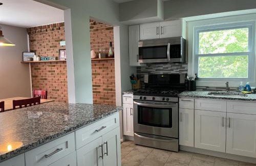 Long Branch House | Room near the beach and shopping 13