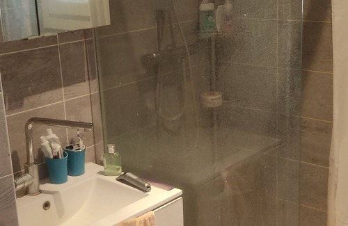 Bourgoin-Jallieu Apartment | Room on the ski route, close to the town center, in a quiet location
