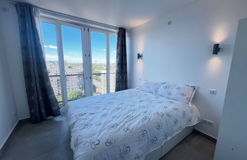 Rosny-sous-Bois Bed & Breakfast | Room Only-Serene stay with Chinese family