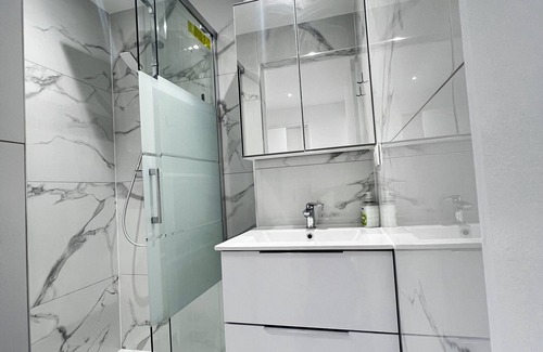 Rosny-sous-Bois Bed & Breakfast | Room Only-Serene stay with Chinese family