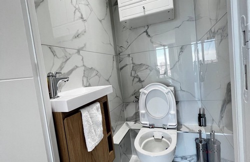 Rosny-sous-Bois Bed & Breakfast | Room Only-Serene stay with Chinese family