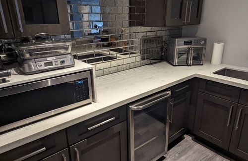 Grimsby House | Room Rental in Large Grimsby Home by the Lake