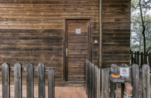 Pujals dels Pagesos Apartment | Room 'Rosa Dels Vents' with Shared Pool, Wi-Fi and Air Conditioning