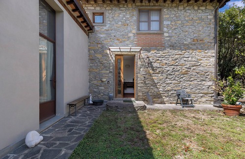 Montebonello Apartment | Room 'Rosa I Cipressi' with Shared Garden, Wi-Fi and Air Conditioning