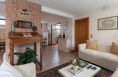Mirano Apartment | Room 'Rosa' with Shared Garden, Wi-Fi and Air Conditioning