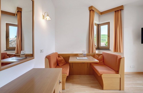 Sankt Josef Am See Apartment | Room 'Seaberhof 3 Erkerzimmer' with Lake View, Shared Pool and Wi-Fi