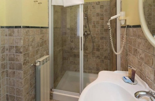 Bagni di Lucca Apartment | Room 'Tripla 1' with Shared Garden, Wi-Fi and Air Conditioning