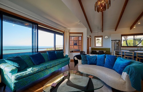 Kaikoura Villa | Room With a View - The Gallery - panoramic sea and mountain views
