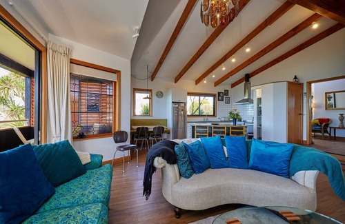 Kaikoura Villa | Room With a View - The Gallery - panoramic sea and mountain views