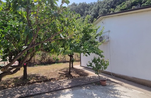 Palmi Villa | Room with breakfast included in cottage Holiday home in Palmi Pietrenere.