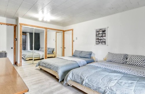 Les Rivieres Apartment | Room with parking and private bathroom