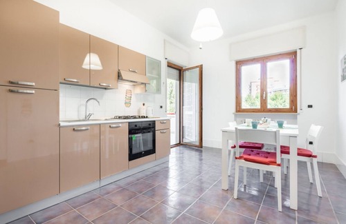 Municipio 2 Apartment | Roomy 125sqm Apartment with terrace and parking space!