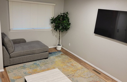 Coralville House | Roomy 3 Story Duplex Close To Mall, Restaurants, UI Hospital and Sport Arenas