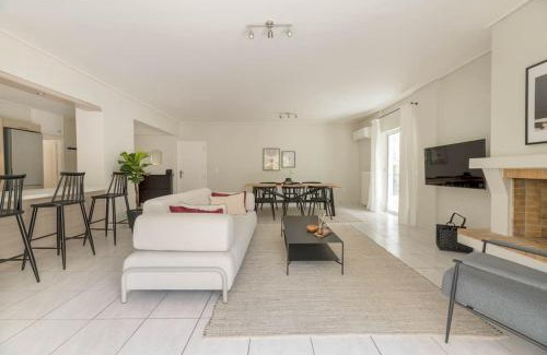 Amarousion Apartment | Roomy 3BR Apartment in Marousi by UPSTREET