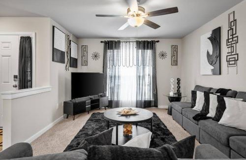 Sandston House | Roomy Getaway! Elevate Your Stay 6 Mins to RIC!