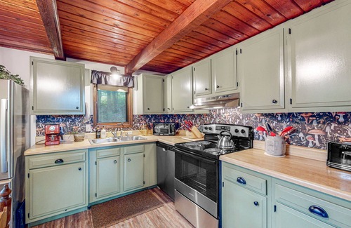 Beaver Shores Cabin | Roomy mountain-view cabin with a loft, wrap-around deck, WiFi - dogs OK