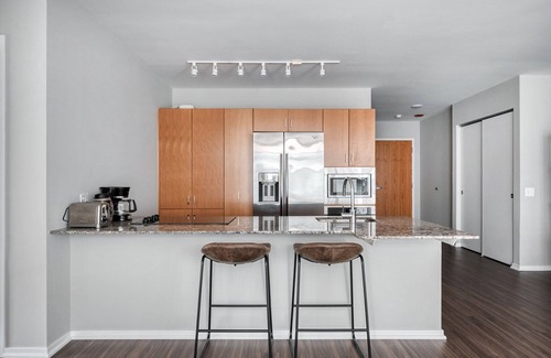 Streeterville Apartment | Roomy Streeterville 2BR w/Pool & Gym, nr Riverwalk, by Blueground