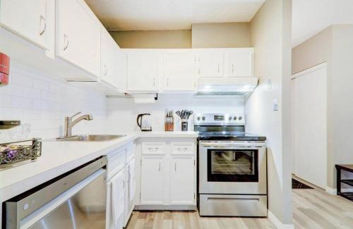Beltline Apartment | Roomy Top Floor at Stampede w Free Parking and AC