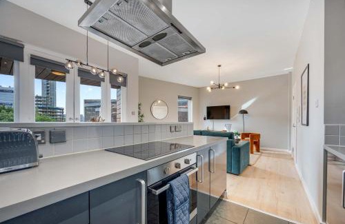 Liverpool City Centre Apartment | Ropewalks Retreat IV Sleeping 6 Guests with Parking and Balcony