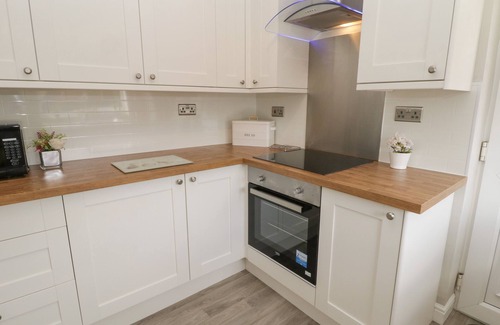 Ruswarp Cottage | ROSE BUNGALOW, family friendly, with a garden in Whitby