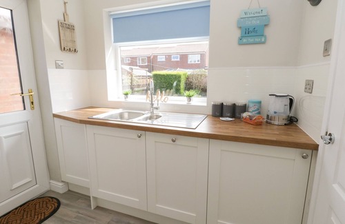 Ruswarp Cottage | ROSE BUNGALOW, family friendly, with a garden in Whitby