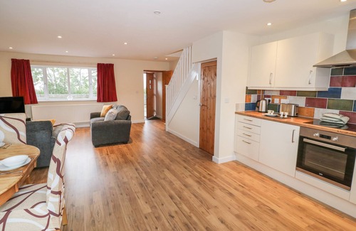 Ardens Grafton Cottage | ROSE COTTAGE, family friendly, with a garden in Welford-On-Avon