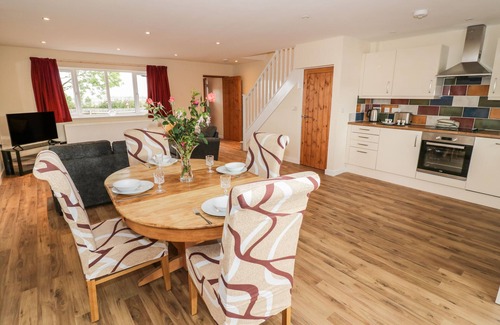 Ardens Grafton Cottage | ROSE COTTAGE, family friendly, with a garden in Welford-On-Avon