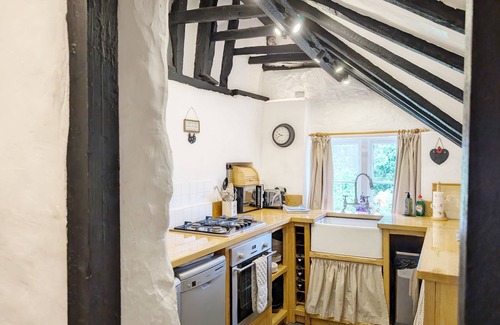 Middleton-on-Sea Cottage | Rose Cottage, Middleton - a cottage that sleeps 4 guests in 2 bedrooms