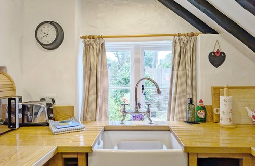 Middleton-on-Sea Cottage | Rose Cottage, Middleton - a cottage that sleeps 4 guests in 2 bedrooms
