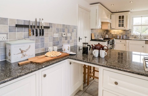 Llanvihangel Crucorney House | ROSE COTTAGE, pet friendly, character holiday cottage in Abergavenny