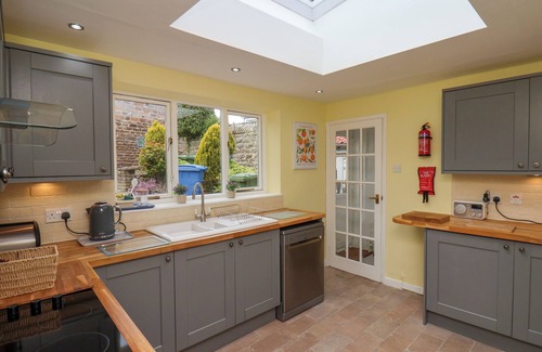 Cloughton House | ROSE COTTAGE, pet friendly, with open fire in Scarborough