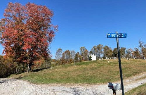 Jonesville House | Rose Hill Farm Retreat in Amish Community