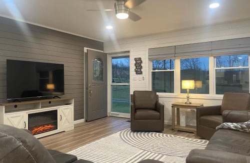Jonesville House | Rose Hill Farm Retreat in Amish Community