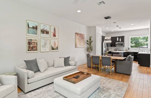 Oakmont Heights House | Rosedale Charmer - Sleeps 4 - Parking - NEW