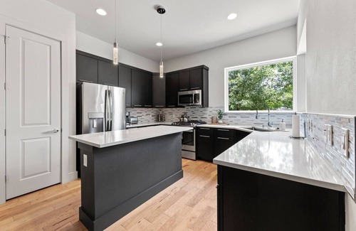 Oakmont Heights House | Rosedale Charmer - Sleeps 4 - Parking - NEW