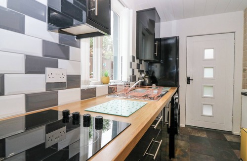 Falkland Cottage | ROSEDALE, family friendly, with hot tub in Falkland