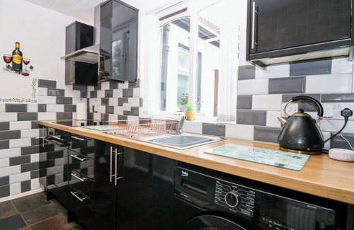 Falkland Cottage | ROSEDALE, family friendly, with hot tub in Falkland