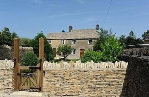 Stow-on-the-Wold Cottage | Roseleigh Cottage in the heart of Stow-on-the-Wold with parking for 2 cars.