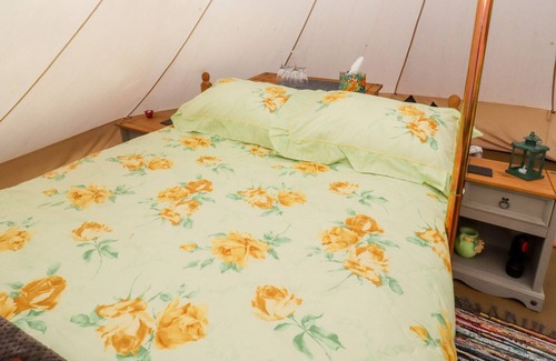 Westbrook Court Cottage | ROSIEBELL, romantic, with open fire in Weobley
