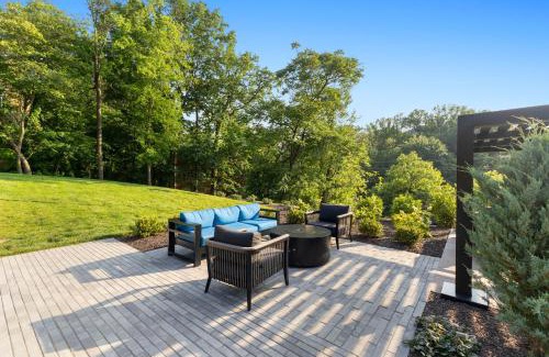 Radnor - Fort Myer Heights Apartment | Rosslyn 1BR Home - Walk to Eats & Free Parking