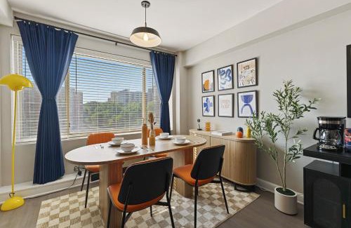 Radnor - Fort Myer Heights Apartment | Rosslyn 1BR Home - Walk to Eats & Free Parking