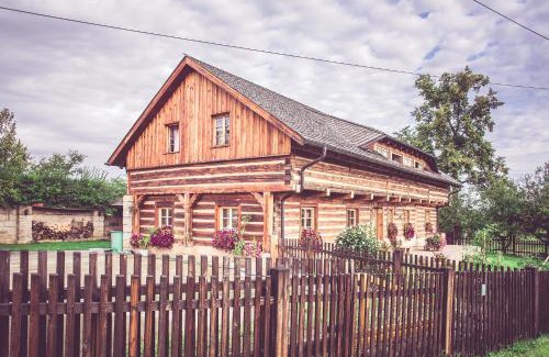 Tachov House | Roubenka u Huvarů